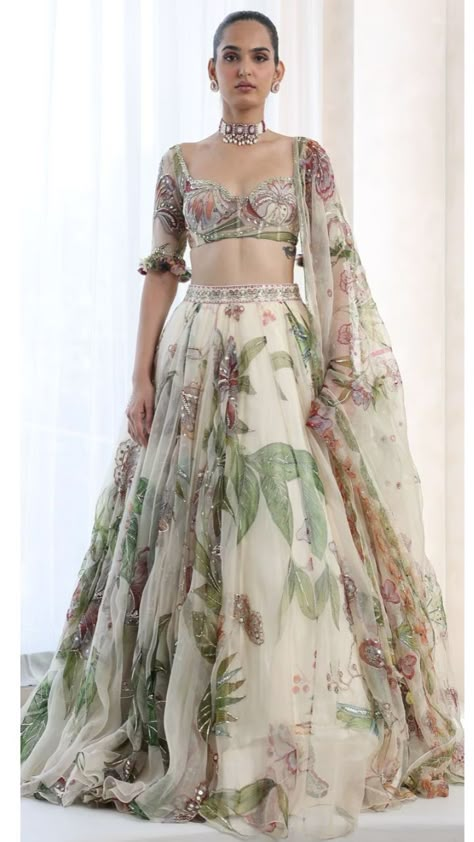 Mehandi Outfits Bridesmaid, Floral Sharara Suit, Indian Wedding Outfits Guest, Desi Wedding Aesthetic, Mehandi Outfits, Indian Outfits Modern, Mehendi Outfit, Indian Bridesmaid Dresses, Beautiful Lehenga