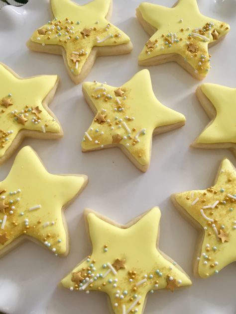 How To Decorate Star Christmas Cookies, Star Decorated Sugar Cookies, Sugar Cookie Stars Decorated, Star Iced Cookies, Star Shaped Cookies Decorated, Under The Stars Cookies, Star Themed Cookies, Star Cookies Aesthetic, Star Cutout Cookies