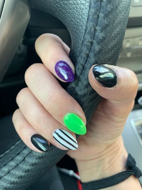 Halloween Nails On Almond Shape, Punk Concert Nails, Halloween Nexgen Nails, Nail Art Simple Halloween, October Nails Ideas Almond, Short Beetlejuice Nails Simple, Simple Hocus Pocus Nails, Beetleguese Nails, Beetlejuice Nail Ideas