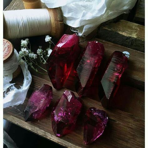 Self♡Love... and Garnet Crystals  ~☆~ Ruby Aura Quartz, Crystal Aesthetic, Aura Crystals, Pretty Rocks, Crystal Magic, Mineral Stone, Minerals And Gemstones, Rocks And Gems, Red Crystals