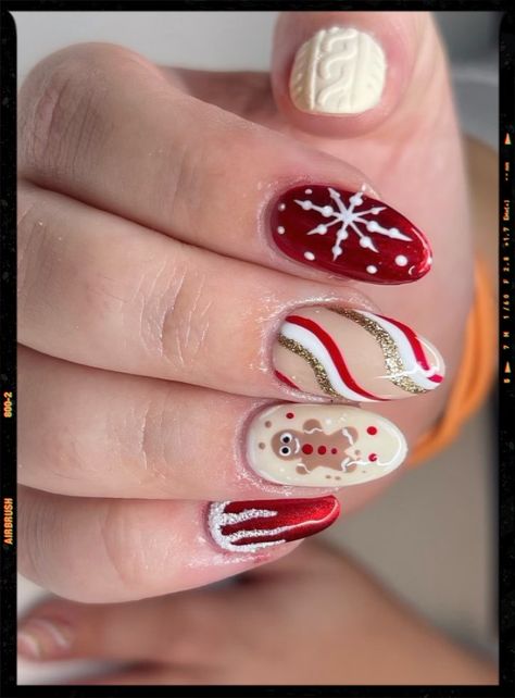 Aura Nails Christmas, Airbrush Christmas Nails, Abstract Christmas Nails, Nail Art Christmas Designs, Christmas Nails Elf, Ornament Nail Art, Trendy Christmas Nails, Nails Aura, Snow Nails