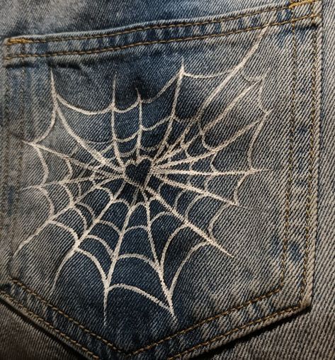 сердечко из паутины(рисунок на штанах) Y2k Bleached Jeans, Designs To Draw On Pants, Spiderman Painted Jeans, Paint On Pants Ideas, Bleach Jean Designs, Diy Bleached Jeans, Bleached Pants Design, Drawing On Jeans Ideas, Bleach Designs On Jeans