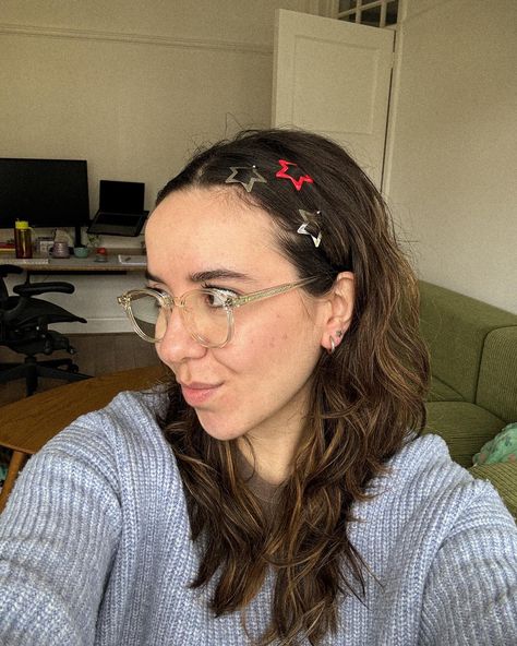 It’s funny to remember how much fun one girl made of me in 7th grade for wearing multiple amounts of hair clips to keep my fly-aways and baby hairs in place 👀 Today, wearing a bunch of them is trendy��… Idk about you but I think I was ahead of my time if I’m honest ✨🥹❤️‍🔥 #hairclips #hairclipstrend #starhairclips #starclips #hairstyle #hairtutorial #hairfashion #editorialhair #hairideas #hairdo #clips Hairstyles For Hair Clips, Hair Beret Clip Hairstyles, Slick Back Hair With Clips, 90s Hairstyles Clips, Baby Clips Hairstyles, Hair Clips Hairstyles Short Hair, Hair Ideas With Clips, Snap Clip Hairstyles, Tiny Hair Clips Hairstyles