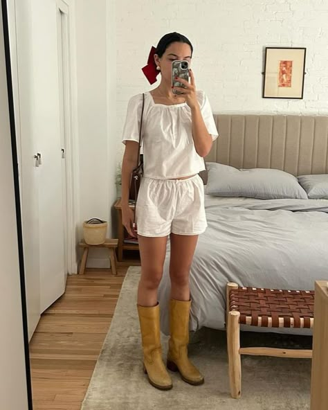 La Summer Outfits, La Cool Girl, Summer Outfit Shorts, Salter House, Playful Outfits, White Shorts Outfit, Boho Street Style, Make Your Own Clothes, Summer Lookbook