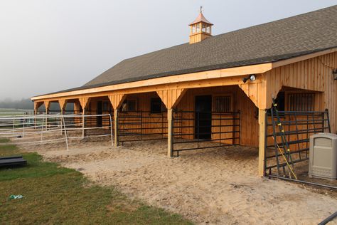 Explore Hill View Mini Barns' photos on Flickr. Hill View Mini Barns has uploaded 100 photos to Flickr. Cattle Lean To, Beautiful Stables, Small Barn Plans, Horse Shed, Equestrian Stables, Diy Horse Barn, Hill View, Cattle Barn, Horse Barn Ideas Stables