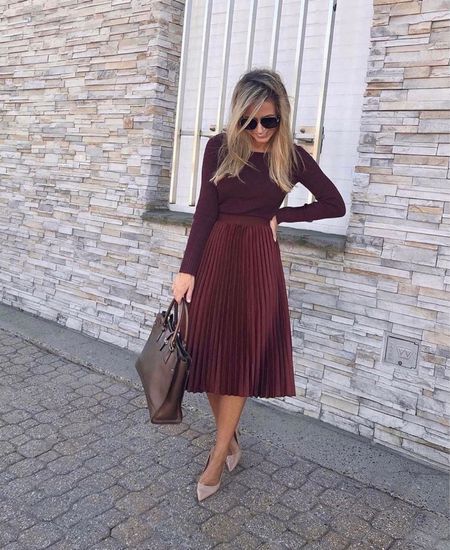 Maroon Skirt Outfit, Burgundy Skirt Outfit, Pleated Midi Skirt Outfit, Midi Skirt Outfit Winter, Midi Rock Outfit, Skirt Outfit Fall, Maroon Outfit, Maroon Skirt, Fall Workwear