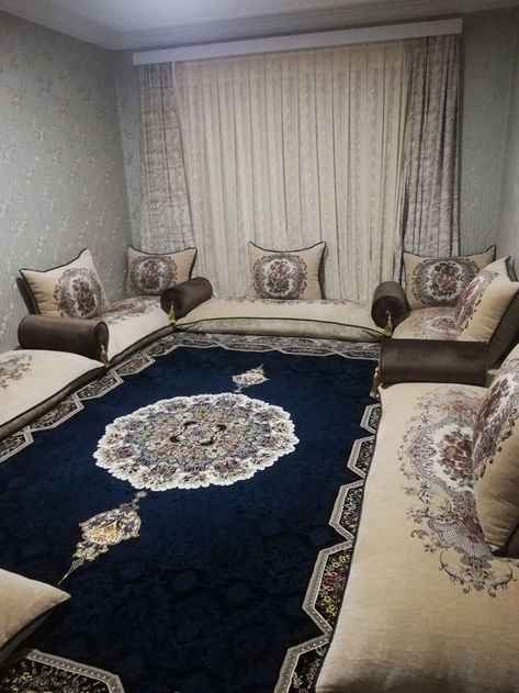 Afghan Living Room Decor, Afghan House Interior, Drawing Room Floor Sitting Ideas, Afghan Room Decor, Afghan Living Room, Arabian Living Room, Afghan House, Chester Sofa, Arabic Interior Design