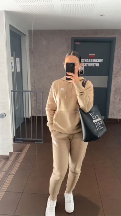 Nike Tracksuit Outfit Women, Nike Tracksuit Outfit, French Drip, Tracksuit Outfit Women, Mum Clothes, Jogging Nike, Nike Girl, Jogging Outfit, Outfit Nike