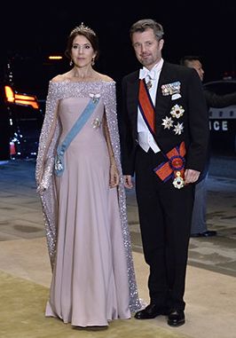 Fürstin Charlene, Tokyo Imperial Palace, Cape Dresses, Kroonprinses Victoria, Kroonprinses Mary, Gold Midi Dress, Princess Mary Of Denmark, Prince Frederik Of Denmark, Mary Donaldson