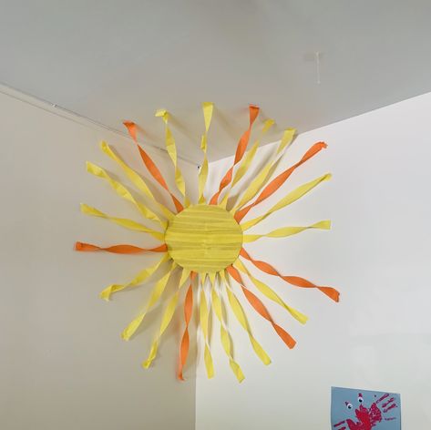 Sun made out of cardboard,streamers, and tape. Daycare sunshine Sun Theme Decorations, Sun Classroom Decoration, Sun Bulletin Board Ideas, Diy Sun Decoration, Sunshine Themed Classroom, Sunshine Bulletin Board Ideas, Sun Themed Room, Cardboard Sun, Sun Crafts For Preschoolers