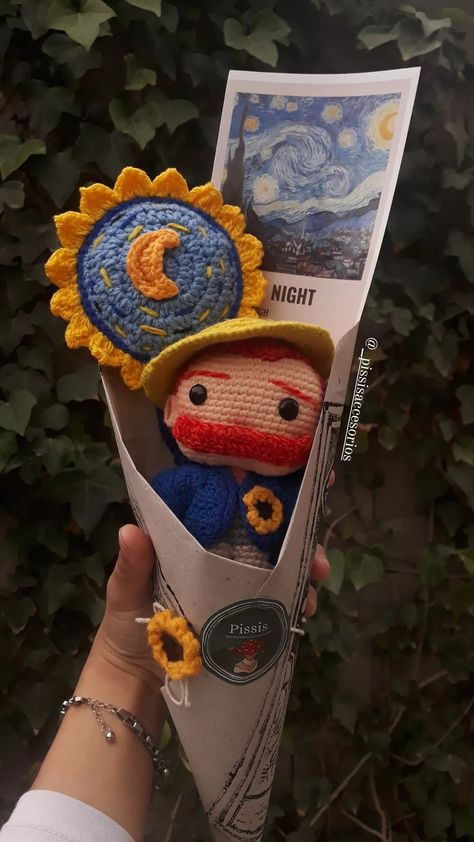 Vicent Van Gogh amigurumi + sunflower Van Gogh Graduation Cap, Amigurumi Sunflower, Van Gogh Aesthetic, فنسنت فان جوخ, Van Gogh Gifts, Art Van Gogh, Paper Sunflowers, Crochet Fairy, Van Gogh Sunflowers