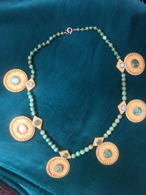 Gold and turquoise antique Saudi Arabian necklace from the Najd region. Arabian Jewelry Gold, Arab Jewelry Traditional, Arabian Jewellery, Arabian Jewelry, Saudi Arabia Gold Jewelry, Arabian Necklace, Saudi Arabian Jewelry, Saudi Traditional, Saudi Heritage