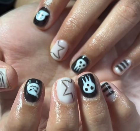 Nails Design Grunge, Short Black Nails Halloween, Mens Nails Ideas, Medium Square Halloween Nails, Horror Nails Halloween Short, Grunge Nail Inspo Short, Nail Polish Art Ideas, Cute Manicure Ideas For Short Nails, Simple Cute Nails Short