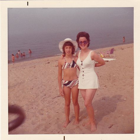 1970s Polaroid, Vintage Polaroid, 20th Century Fashion, Retro Photo, Vintage Life, Vintage Magazine, Vintage Summer, Vintage Photographs, 70s Fashion