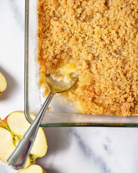 Plat de crumble aux pommes authentique Apple Crumble Recipe, Sweet Cooking, Crumble Recipe, Low Calorie Desserts, Xmas Food, Crumble Topping, Apple Crumble, Classic Desserts, Pancake Recipe