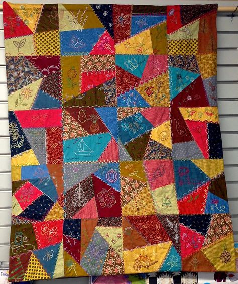 Velvet Quilts, Crazy Quilt Embroidery, Quilt By Hand, Crazy Quilt Templates, Crazy Quilt Tutorials, Quilt Embroidery, Crazy Quilts Patterns, Crazy Quilt Blocks, Crazy Patchwork