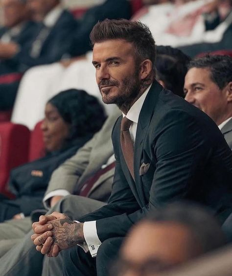 Dressed to impress; David Beckham suited up at Wimbledon #hollomen #mensfashion Follow @hollo_men for more. Football Players In Suits, David Beckham Wimbledon, David Beckham Fashion, Beckham Suit, David Beckham Style Outfits, David Beckham Suit, David Beckham Style, Men Fashion Week, Beckham Style