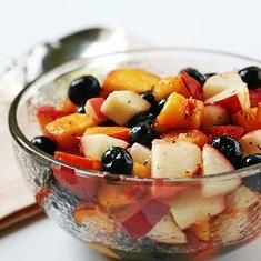 Blueberry Peach Fruit Salad With Thyme (via www.foodily.com/r/1OYvrQK4N-blueberry-peach-fruit-salad-with-thyme) Nectarine Fruit Salad, Peach Fruit Salad, Nectarine Fruit, Recipe With Pineapple, Salad Presentation, Nectarine Salad, Best Fruit Salad, Thyme Recipes, Food Habits