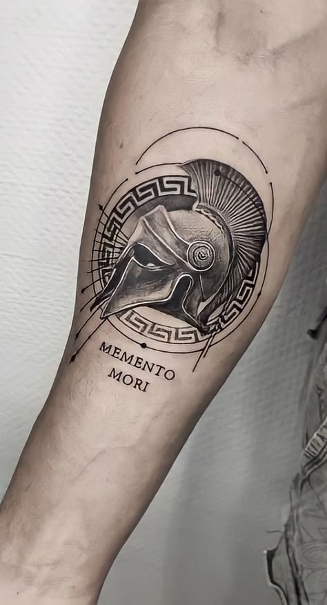 Discover everything behind the philosophy of the Memento Mori tattoo – an artwork that can change your mindset. Memento Mori Tattoo Ideas, Spartan Helmet Tattoo, Tatuaje Trash Polka, Memento Mori Tattoo, Roman Tattoo, Gladiator Tattoo, Unique Tattoos For Men, Helmet Tattoo, Spartan Tattoo