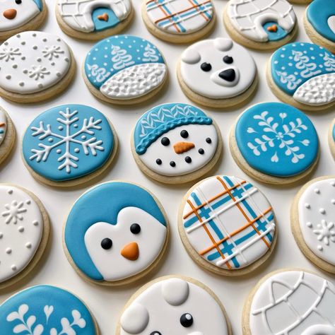 Cute Christmas Cookies Royal Icing, Snowman Icing Cookies, Cookie Decorating For Christmas, Round Iced Christmas Cookies, January Sugar Cookies Decorated, Christmas Cookies Decorated Round, Round Sugar Cookies Decorated Christmas, Round Sugar Cookie Decorating Ideas Christmas, Decorated Gingerbread Cookies Ideas