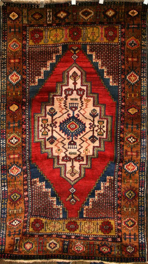 Antique Persian Carpet, Persian Rug Designs, Red Carpet Runner, Carpet Trends, Safety Net, Cheap Rugs, Eclectic Rugs, Textile Arts, Wall Carpet