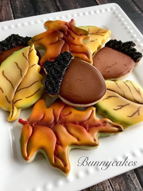 Fall Cakes and Cookies — Bunnycakes Christmas Cookies Decoration, Fall Cookie Ideas, Autumn Tea Time, Cookie Flooding, Business Cookies, Fancy Sweets, Painting Cookies, Bakery Boutique, Fall Decorated Cookies