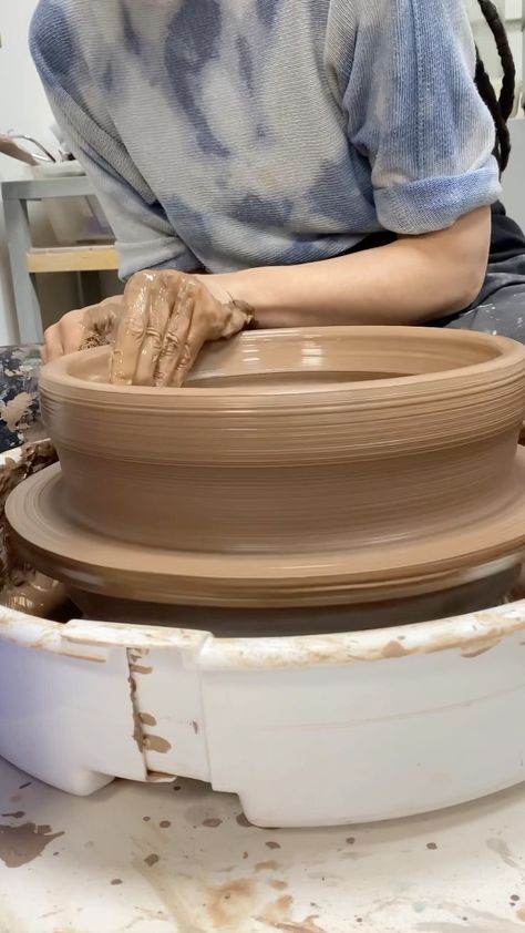 Becky Morris’s Instagram video: “Throwing big! Extra large toasted stoneware bowl. #throwingclay #extralargebowls #toastedstoneware #wheelthrownpottery #ceramics…” Large Pottery Bowls, Pottery Tutorials, Large Pottery, Throwing Clay, Pottery Projects, Pottery Inspo, Pottery Platter, Pottery Videos, Stoneware Bowl