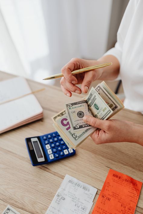 Budgeting tips for Americans: How to make a good budget and avoid mistakes? Let’s look at the article to learn more. https://bit.ly/3JAwiic #budgeting #budgetingtips #americans #howtomakebudget #savemoney #personalfinance #manageyourfinance #financialplanning #moneysavingtips #budgetingmistakes Debt Payoff Plan, Counting Money, Money Generator, Personal Budget, Family Finance, Financial Health, Budget Planning, Budgeting Finances, Money Cash