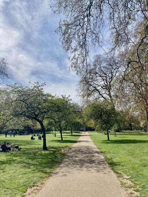 April 11th, 2022, 12.36 pm #unitedkingdom #springinlondon #streetstyle #aesthetic #londonstyle #pretty #londonlife #london #spring #travels #traveling #happiness #romantacizinglife #buckinghampalace England Spring, Streetstyle Aesthetic, Holiday Aesthetic, London Spring, Late Spring, London Life, Bank Holiday, Buckingham Palace, United Kingdom