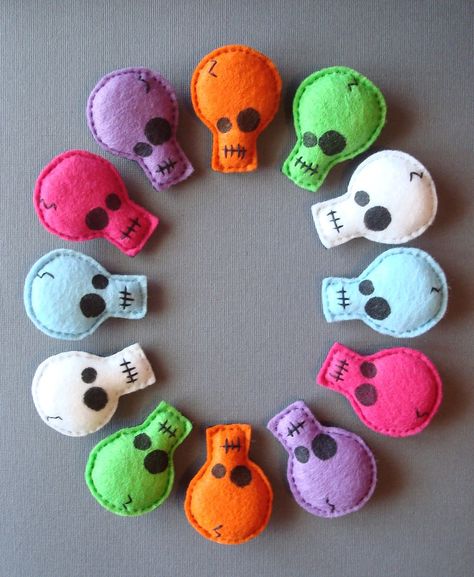 Felt Skull, Felt Pins, Halloween Felt Crafts, Halloween Skulls, Skull Pin, Adornos Halloween, Felt Halloween, Felt Pattern, Felt Patterns