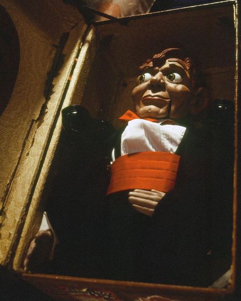 Horror Nostalgia on Instagram: “Publicity still of Slappy for Goosebumps, The Night of the Living Dummy (TV Series 1995 - 1998) • • • • #goosebumps #nightofthelivingdummy…” Halloween Aesthetic Vintage, Goosebumps Aesthetic, Goosebumps Movie, Slappy Goosebumps, Goosebumps Show, Goosebumps Tv Show, Rl Stine Goosebumps, Goosebumps Covers, Goosebumps Film