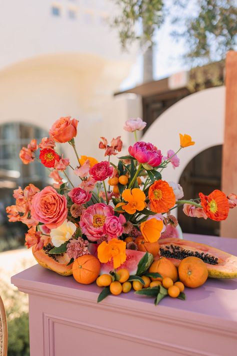 A Beautiful & Colorful Outdoor Cinco de Mayo Dinner • Beijos Events Cinco De Mayo Party Ideas, Orange And Pink Wedding, Recipes Drinks, Orange Wedding Flowers, Bright Florals, 100 Layer Cake, Flower Party, Mexican Wedding, Orange Wedding