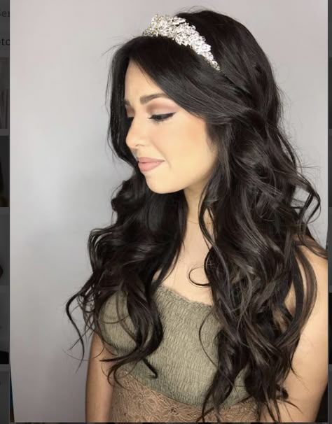 Quince Hairstyles For Layered Hair, Quince Hairstyles With Crown Straight Hair, Quince Straight Hairstyles, Straight Quinceanera Hairstyles, Quinceanera Hairstyles Straight Hair, Sweet Sixteen Hairstyles With Tiara, Peinados De Quinceanera Suelto, Simple Quince Hairstyles, Quince Hair Down