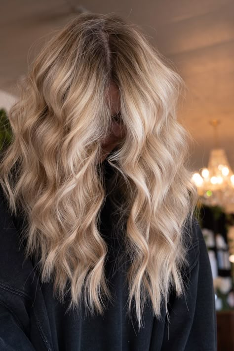 Blonde With Brown Shadow Root, Summer Blonde Hair Shadow Root, Full Dimensional Highlights Blonde, Subtle Shadow Root Blonde, All Over Blonde With Shadow Root, Root Tap Blonde Highlights, Blonde Hair Dark Shadow Root, Blond Hair Root Shadow, Solid Blonde With Shadow Root