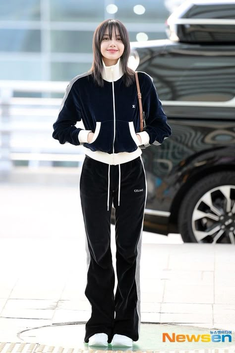 #lisa #lalisa #airportfashion #ootd #lisamanobal #lalisamanobal #kpop #money #shoong #sg #lilies #lisanations #instagram Black Pink Airport Outfit, Become Kpop Idol, Blackpink Lisa Celine, Lalisa Outfits, Lisa Airport Fashion, Blackpink Airport Fashion, Lisa Airport, Airport Fashion Kpop, Kpop Airport Fashion