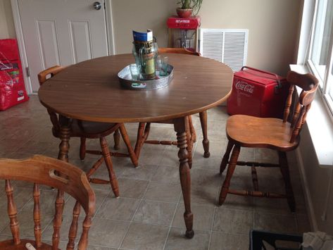 Painting Laminate Table, Oval Kitchen Table, Painted Table Tops, Small Round Dining Table, Old Kitchen Tables, Painted Kitchen Tables, Painting Laminate Furniture, Wooden Kitchen Table, Dining Table Makeover