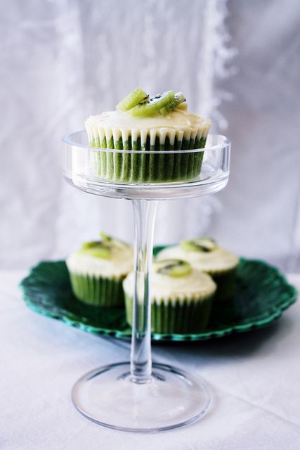 Kiwi Fruit Cupcakes Kiwi Cupcakes, Tea Cupcakes, Kiwi Recipes, Fruit Cupcakes, Tea Cup Cake, Raspberry Cupcakes, Candy Cupcake, Cupcakes Ideas, Strawberry Frosting