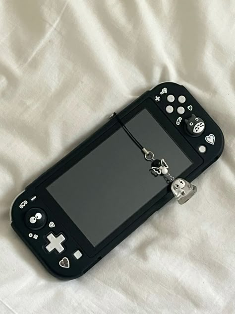 Games For Nintendo Switch Lite, Nintendo Switch Lite Decoration, Switch Decoration Nintendo, Cool Nintendo Switch Accessories, Aesthetic Switch Lite, Switch Case Aesthetic, Nintendo Switch Case Aesthetic, Switch Lite Decoration, Switch Nintendo Aesthetic