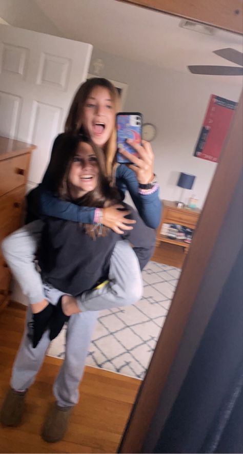 Piggy Back Photos Friends, Best Friend Piggy Back Ride Pictures, Mirror Selfie Poses Besties, Funny Pictures To Take With Your Best Friend, Mirror Selfie Poses With Best Friend, Two Person Photoshoot, Dream Friendship, Duo Poses, Bff Photo