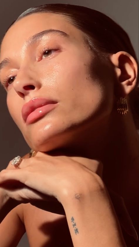 Hailey Bieber Rhode Photoshoot, Hailey Bieber Rhode Skincare, Hailey Bieber Skin, Skincare Shoot, Rhode Skincare, Bieber Aesthetic, Hailey Style, Hailey Rhode, Post Insta