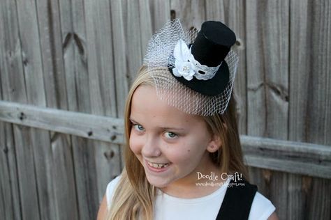 Top Hat Headband, Mad Hatter Top Hat, Alice Bands, Halloween Costume Props, Debut Ideas, Alice In Wonderland Dress, Mini Hats, Headband Tutorial, Hat Headband