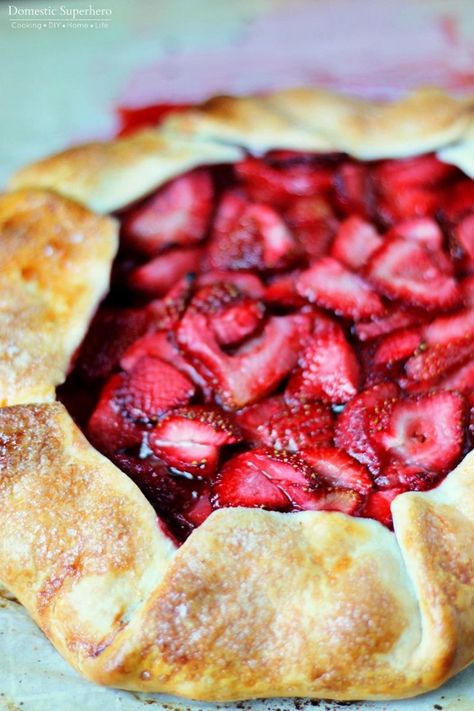 Strawberry Galette - this 'fake' pie pairs delicious flaky crust and sweet ripe strawberries for the perfect dessert or breakfast! Love this Gallete Recipe, Strawberry Galette Recipe, Galette Recipes, Fruit Galette, Strawberry Galette, Fake Pie, Berry Recipes, Galette Recipe, Yummy Dishes