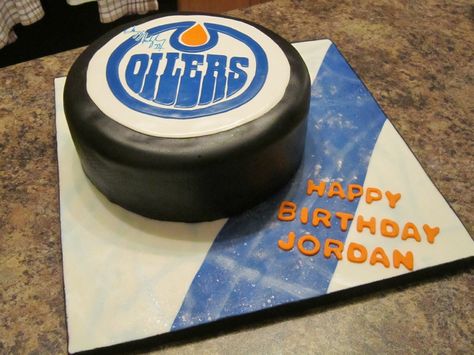 Oilers Hockey Puck Cake — Hockey Hockey Birthday Cake, Sweets Table Wedding, Hockey Cakes, Hockey Birthday Parties, Hockey Party, Hockey Birthday, Oilers Hockey, Cake Templates, Sport Cakes