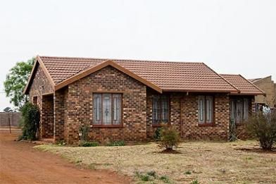 Clay Brick House Design, Face Brick House Exterior South Africa, Clay Brick House, Brick House Designs, Brick Face, Masonry Construction, Brick Houses, Normal House, Red Brick House