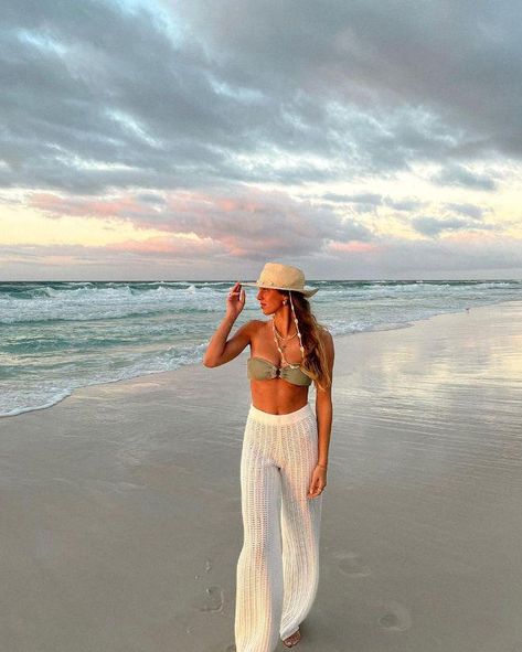 Make These Beach Pants Your Best Friend For Your Next Vacation | Fashionisers© Casual Beach Vacation Outfits, Chic Beach Outfit, Beach Vacation Outfits, Plunging One Piece Swimsuit, Best Swimsuits, Flattering Tops, Hawaiian Outfit, Beach Pants, Look Here