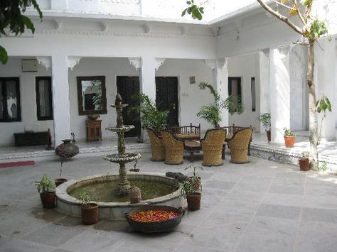 Punjabi Haveli House, Old Village House Design Indian, Rajasthani House, Old Indian Houses, Haveli Interior, Haveli Design Houses, Rajasthan House, Lutyens Delhi, Haveli Design