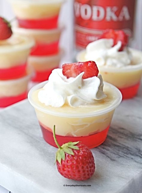 Cheesecake Pudding Shots, Strawberry Cheesecake Pudding, Cheesecake Jello, Dessert In A Cup, Pudding Shot Recipes, Peach Jello, Easy Strawberry Cheesecake, Strawberry Pudding, Gooey Chocolate Chip Cookies