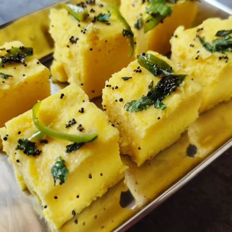 Besan Dhokla Recipe, Dhokla Recipe, Indian Snacks, Palawan, Citric Acid, Kitchen Recipes, Easy Meals, At Home, Snacks