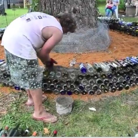 Boarders For Flower Beds, Wine Bottle Fence, Wine Bottle Garden, Wine Bottle Project, Wine Bottle Wall, Wine Bottle Wind Chimes, Small Yard Landscaping, Roof Ideas, Backyard Garden Layout