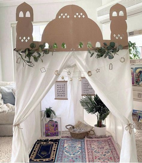 Muslim Prayer Room Ideas, Decoraciones Ramadan, Prayer Room Ideas, Ramadan Kids, Prayer Corner, Ramadan Activities, Eid Party, Ramadan Decoration, Ramadan Crafts